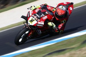 WSBK hadde sesongstart denne helgen og det ble kjørt to løp på Phillip Island i Australia. Resultatene var ikke overraskende: Ducati stakk av med dobbeltseier i begge med Bautista på førsteplass og Rinaldi på andre.