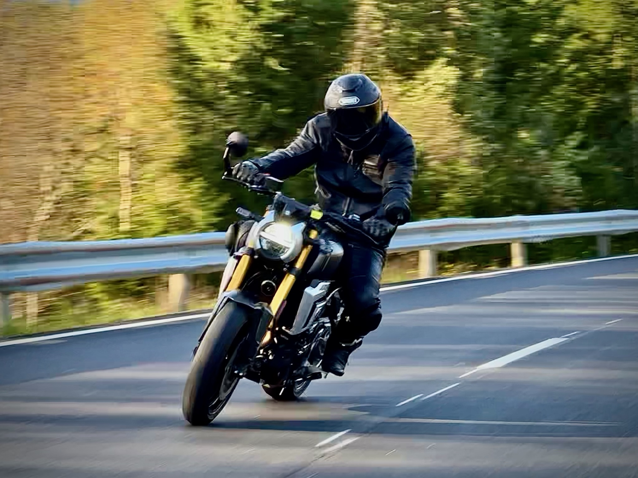 Med helse i hver prat og hver sving – Suzuki GSX-8T på Movember-tur